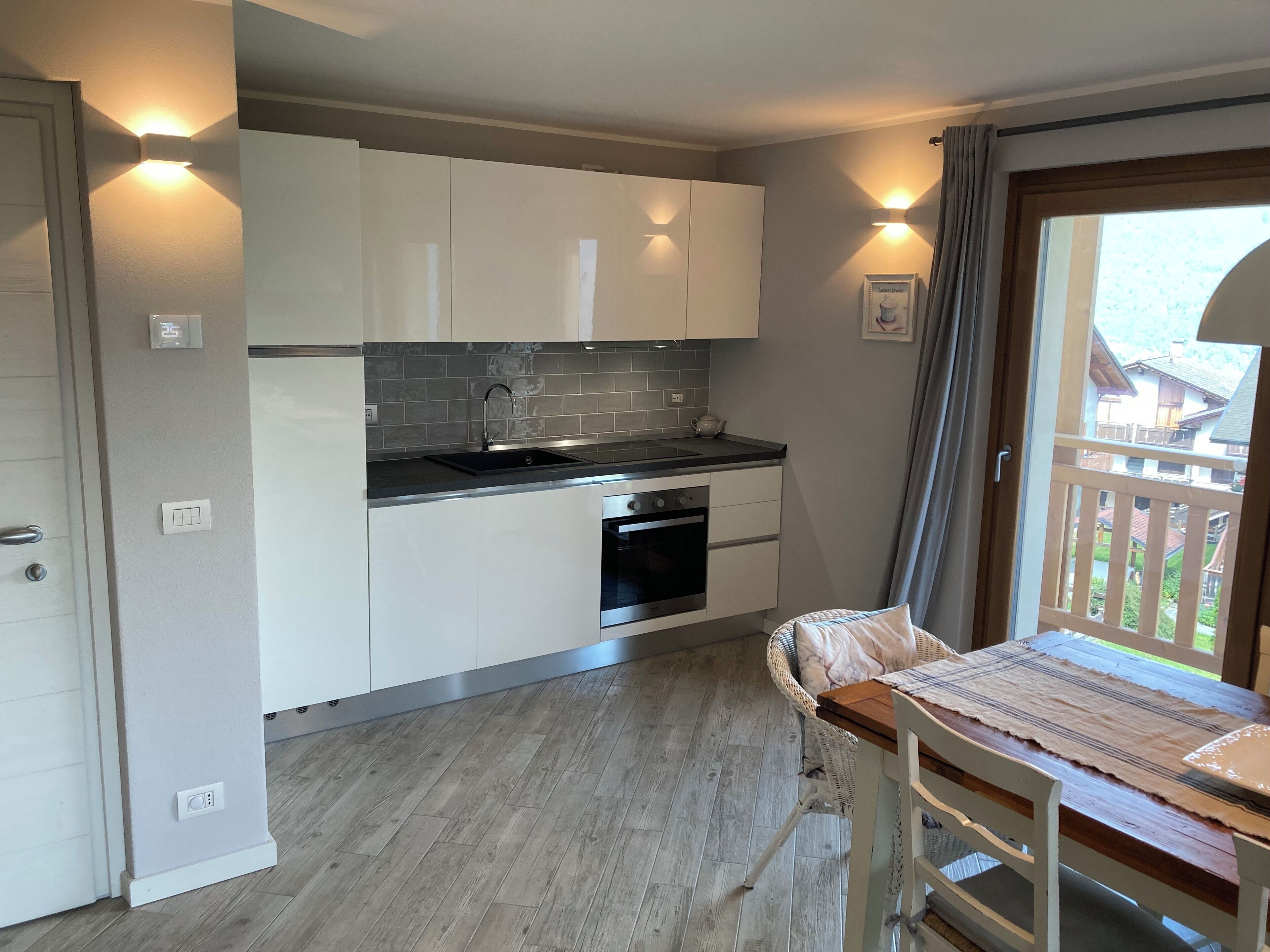 Réfrigérateur, four, lave-vaisselle, cafetière/bouilloire