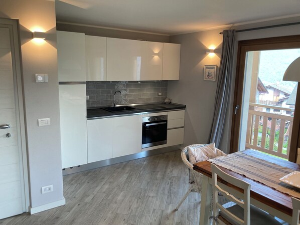 Fridge, oven, dishwasher, coffee/tea maker
