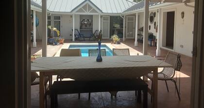 A Hidden Bed & breakfast with live-in host Private, Peaceful with Plunge pool.