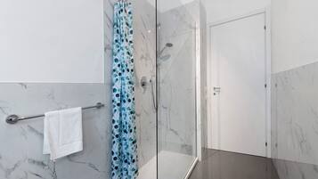 Dusche, Haartrockner, Handtücher