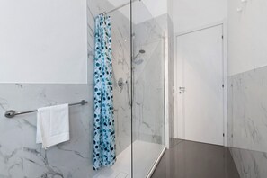 Shower, hair dryer, towels - Room 'Enza 2' with Wi-Fi (Bergamo)