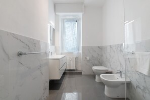 Shower, hair dryer, towels - Room 'Enza 2' with Wi-Fi (Bergamo)