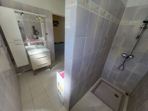 Douche, sèche-cheveux, serviettes fournies, savon