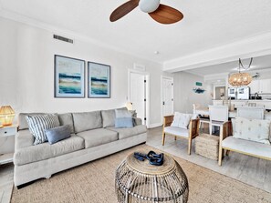 Condo, varias camas (Tropic Winds 503) | Área de sala de estar