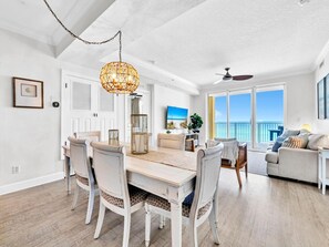 Condo, varias camas (Tropic Winds 503) | Área de sala de estar