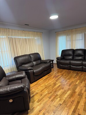 TV - Amazing 3-bedroom house with AC in Aberdeen (Aberdeen)