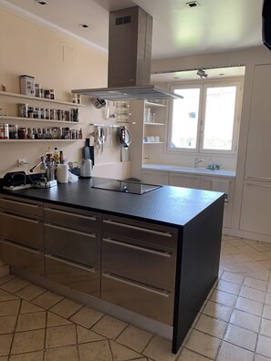 Microondas, horno, placa de cocina, lavavajillas