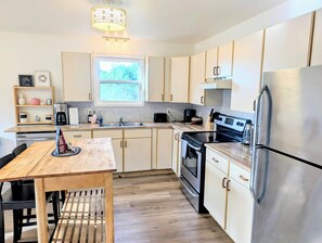 Fridge, microwave, oven, stovetop - Quiet Retreat in the Annapolis Valley (New Minas)