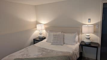 2 soverom, skrivebord, strykejern/-brett og wi-fi (inkludert)