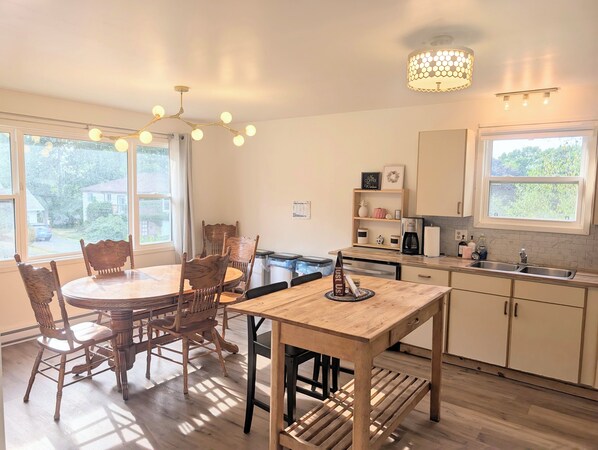 Fridge, microwave, oven, stovetop - Quiet Retreat in the Annapolis Valley (New Minas)