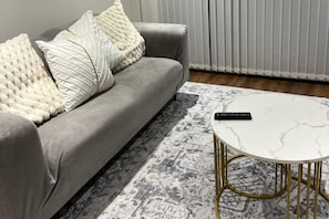 Living area - Stylish 2-bed Apt-private Parking-10mins to Centre (Salford)