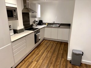 Fridge, microwave, oven, stovetop - Stylish 2-bed Apt-private Parking-10mins to Centre (Salford)