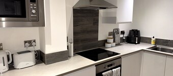 Stylish 2-bed Apt-private Parking-10mins to Centre