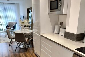 Refrigerador, microondas, horno y parrilla de estufa 