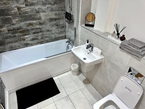 Shower, hair dryer, bathrobes, slippers - Stylish 2-bed Apt-private Parking-10mins to Centre (Salford)