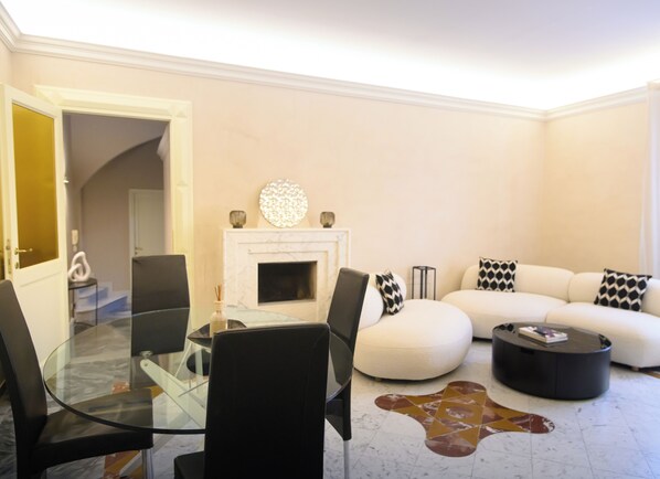 Televisión y chimenea 