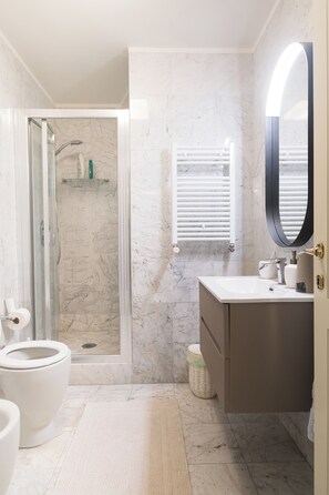 Shower, hair dryer, bidet, towels - Wonderful apartment a stone's throw from the cathedral in a 16th-century building (Firenze)