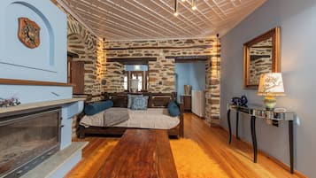 Een kluis op de kamer, een bureau, een laptopwerkplek