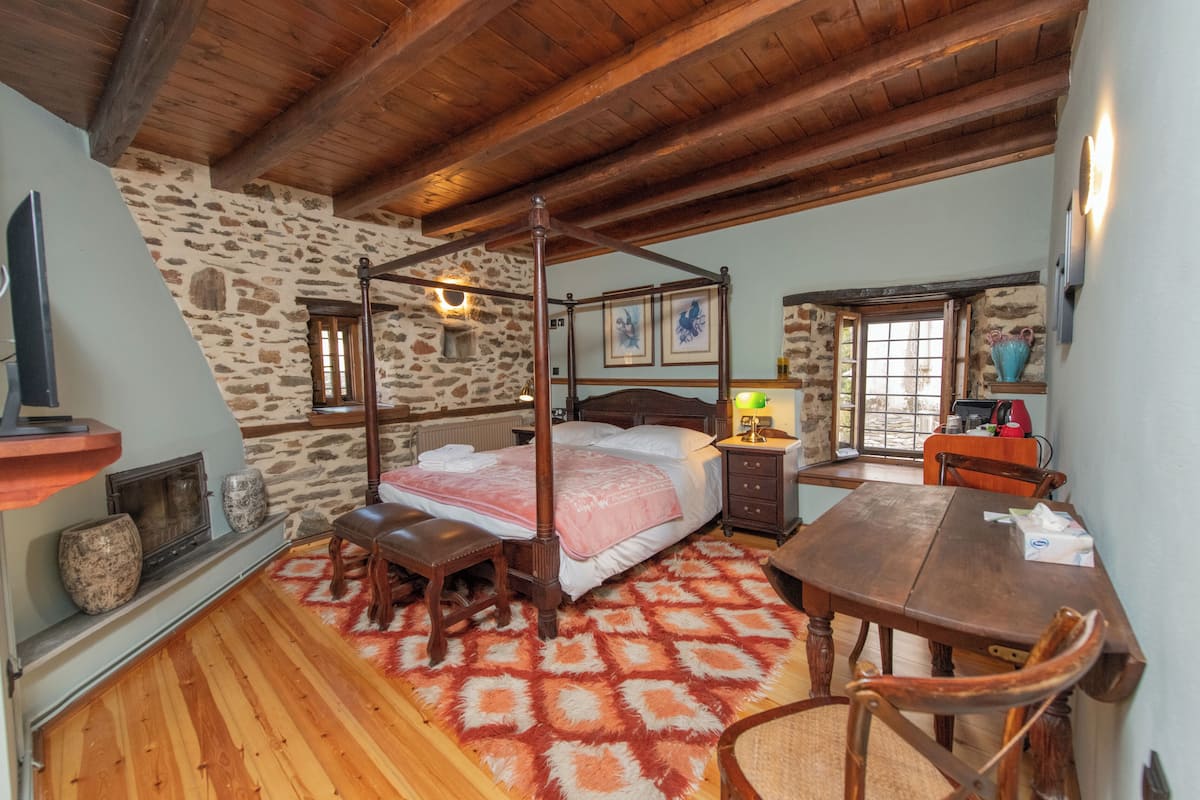 Deluxe Room | In-room safe, desk, laptop workspace, iron/ironing board