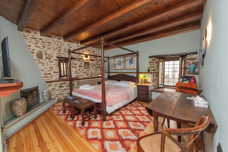 Deluxe Room | In-room safe, desk, laptop workspace, iron/ironing board