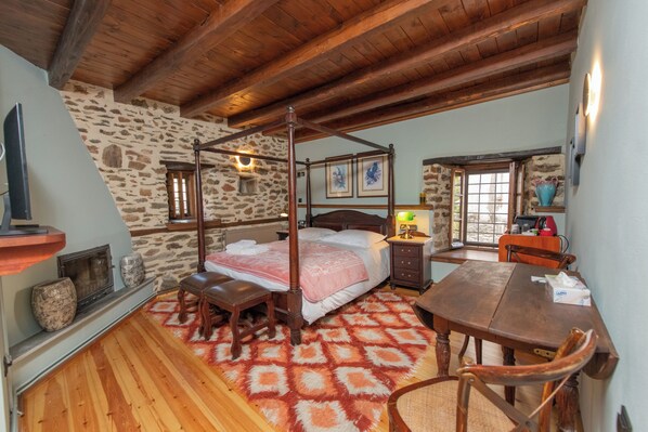 خزنة داخل الغرفة ومكتب ومساحة عمل للكمبيوتر المحمول ومكواة/لوح كي