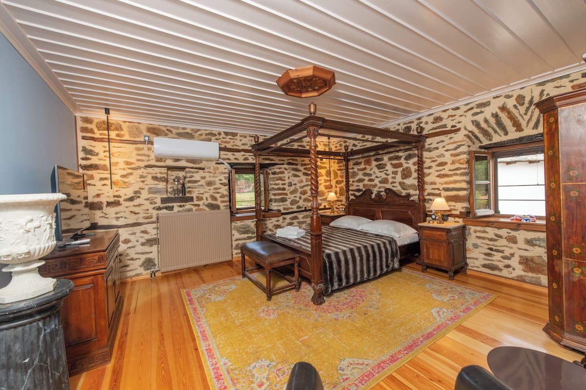 Caja de seguridad en la habitación y escritorio