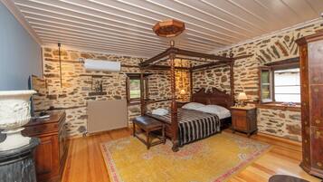 Safe på rommet, skrivebord og skrivebord for bærbar PC