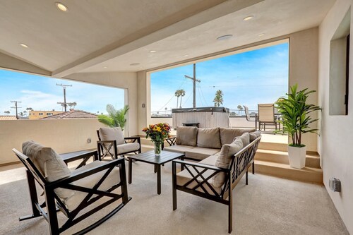 Steps 2 Beach and Bay, Roof Top Jacuzzi, Elevator, EV charger, Garage, Brand New