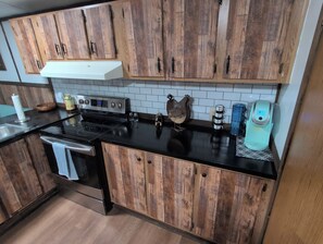 冷蔵庫、電子レンジ、オーブン、コンロ