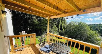 Farmhouse mobile home with Wi-Fi, AC in lovely Dayton