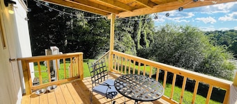 Farmhouse mobile home with Wi-Fi, AC in lovely Dayton