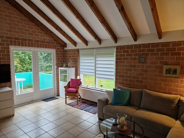 Fernseher, DVD-Player, Bücher