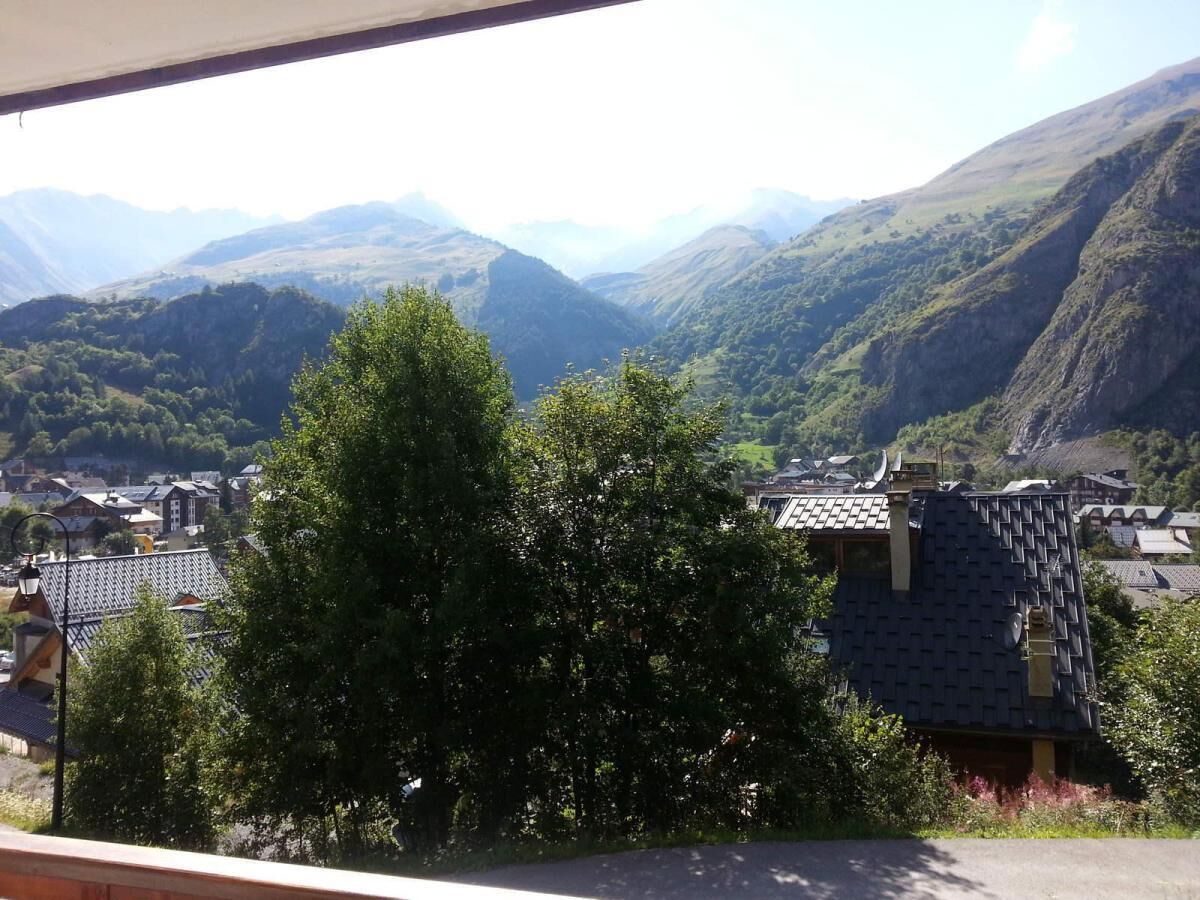 Vista de un pueblo situado en un valle, con montañas al fondo.