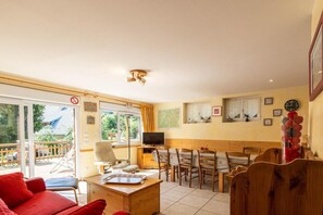 Living area - 100m from shops, Ground floor, terrace, parking, tv, ski locker, 60m², Valloire (Valloire)