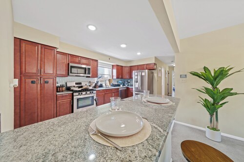 Stylish Apt - 3 min walk - Train to NYC