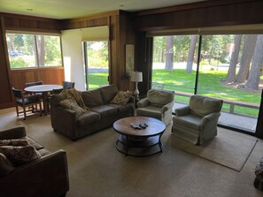 スマートテレビ、暖炉、書庫