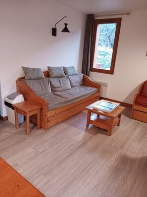 Living area - 2nd floor, swimming pool, balcony, tv, 45m², Valloire (Valloire)