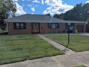 Exterior - Charming 3-bedroom home 11 minutes from Hershey Park (Harrisburg)