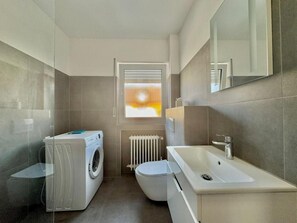 Bathroom - Family Apartments Near City Centre (Frankfurt)