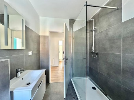 Classic Apartment | Bathroom. Family Apartments Near City Centre