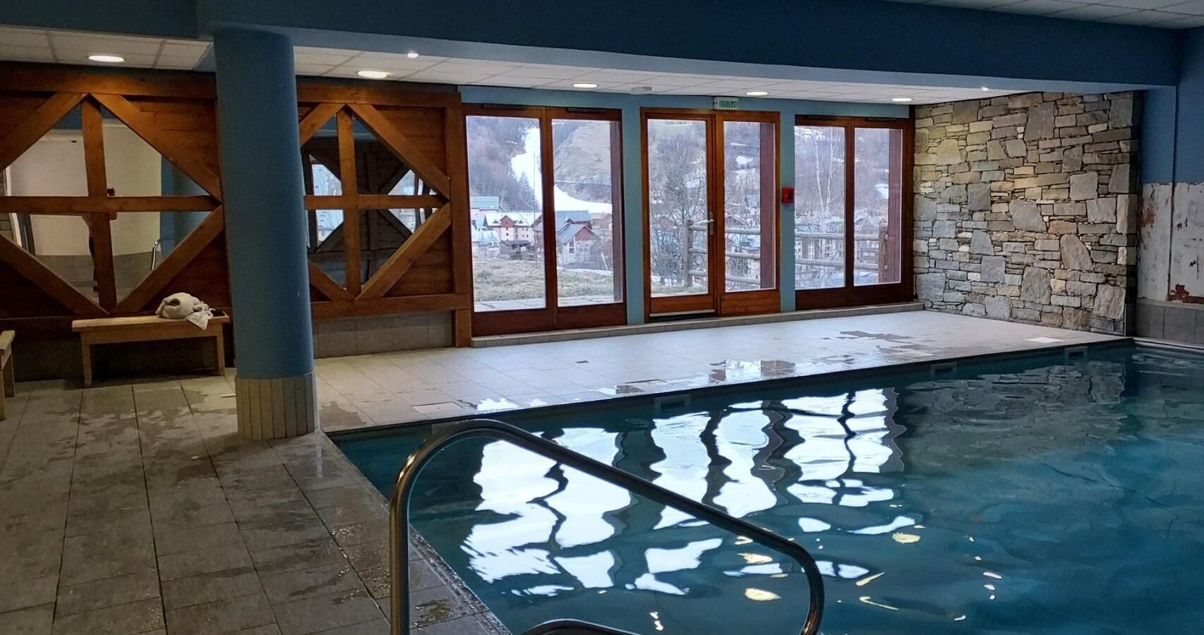 من حمّامات السباحة المغطاة