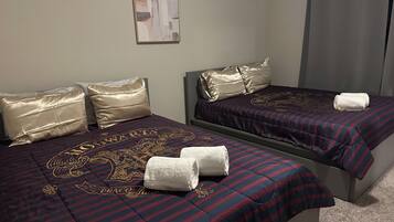 5 bedrooms, iron/ironing board, WiFi, bed sheets