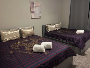 5 bedrooms, iron/ironing board, WiFi, bed sheets - Spacious 5-bedroom house in enjoyable Davenport with fitness room, AC (Davenport)