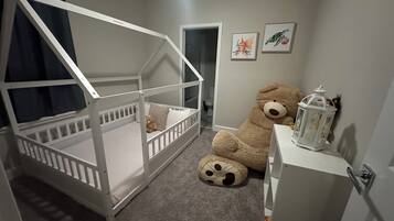 5 dormitoris, planxa i posts de planxar, wifi i roba de llit