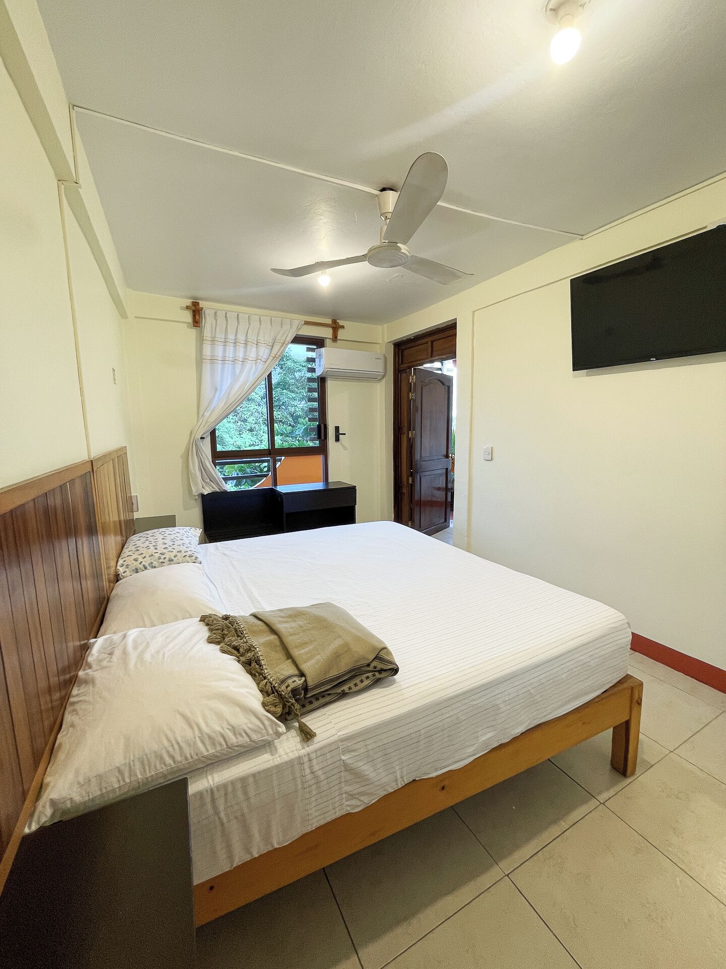 Habitación básica doble, 1 cama King size, para no fumadores | Wifi gratis 