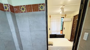 Basic Double Room, 1 King Bed, Non Smoking | Bathroom - Bacanda Hotel (Puerto Escondido)