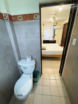 Basic Double Room, 1 King Bed, Non Smoking | Bathroom