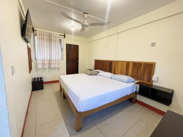 Chambre de base double, 1 très grand lit, non-fumeur | Accès au Wi-Fi (inclus)