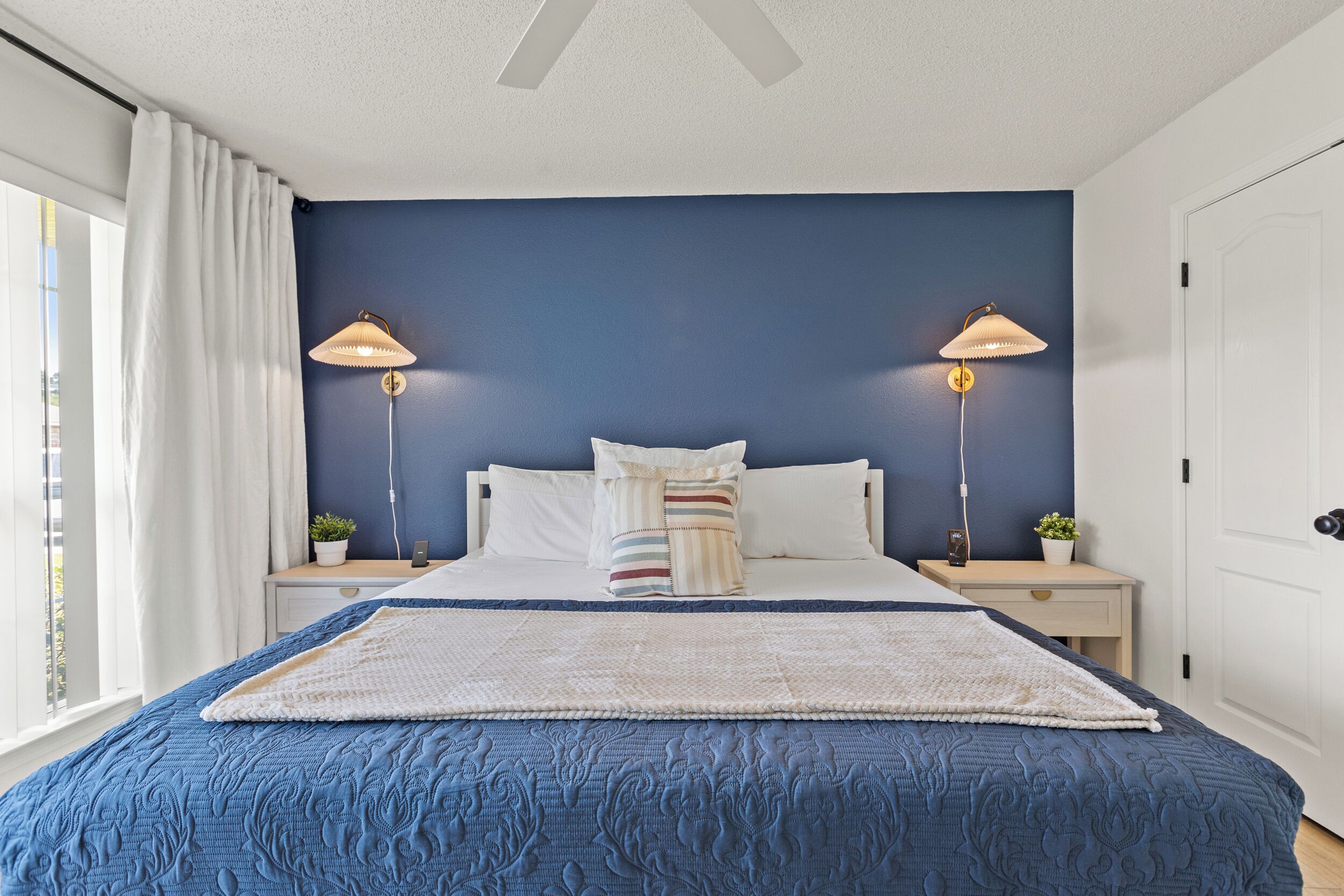 5 bedrooms, desk, iron/ironing board, travel crib