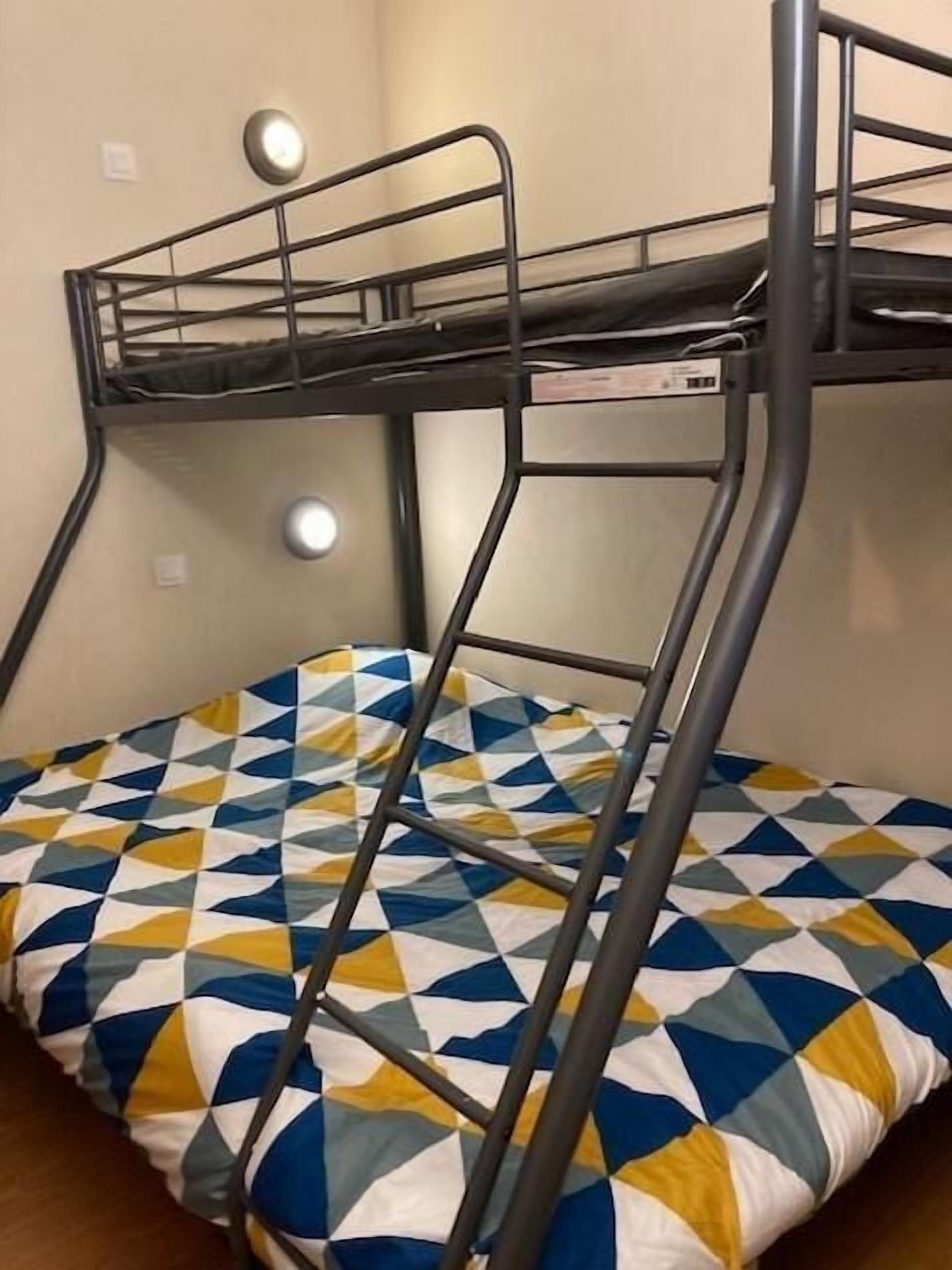 Un lit superposé avec un matelas à motifs géométriques.